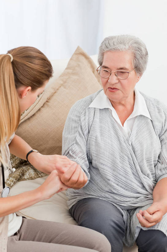 西方人,两个人,病人,护士,客厅,坐,竖图,室内,白天,正面,靠垫,沙发,欧洲,欧洲人,一副,阴影,服装,裤子,反射,眼镜,影子,墙,靠枕,注视,牛仔裤,休闲装,墙壁,墙面,衣服,白色,垫子,枕头,低头,观察,看,休闲,休闲服,服饰,观看,老花镜,察看,起居室,白衣天使,关注,病患,布艺沙发,把脉,垂头,客堂,远视眼镜,切脉,评脉,老年女性,年轻女性,女人,女性,白种人,患者,就医者,坐着,半身,彩图