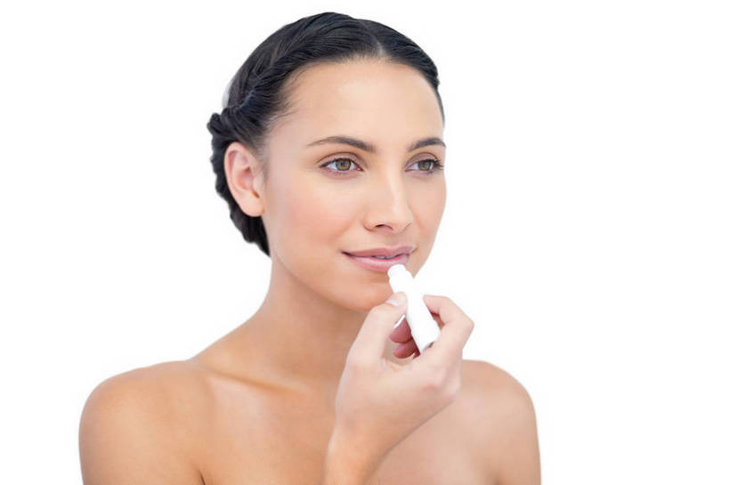 西方人,脸,头,脸颊,手,一个人,站,笑,微笑,横图,室内,特写,白天,白色背景,正面,欧洲,欧洲人,仅一个年轻女性,仅一个女性,仅一个人,阴影,反射,影子,注视,裸露,肩膀,一个,唇膏,化妆品,润唇膏,观察,看,站着,保养,手部,摄影,影棚,单个,观看,保湿,单手,察看,滋润,化妆用品,关注,裸,养颜,补水,唇棒,年轻女性,女人,女性,白种人,头部,脸部,脸蛋,面部,站立,半身,彩图,影棚拍摄,拍摄