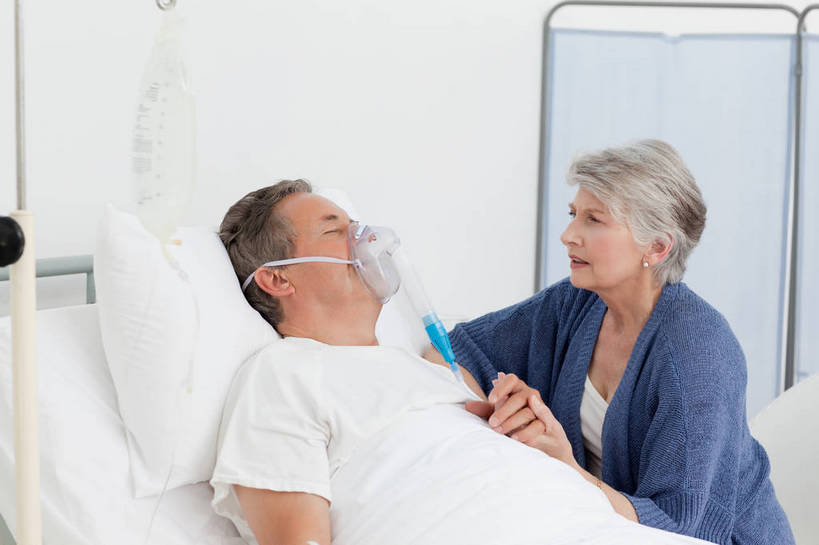 西方人,老年人,孕妇,两个人,家庭,夫妻,医院,坐,躺,闭眼,握手,横图,室内,白天,正面,爱情,床,家具,靠垫,屏风,欧洲,欧洲人,服装,墙,床单,靠枕,浪漫,注视,休闲装,被子,墙壁,墙面,衣服,白色,病床,垫子,枕头,观察,看,休闲,温暖,温馨,一家人,怀孕,休闲服,氧气瓶,恩爱,恋人,服饰,观看,协调,和睦,察看,医疗,医疗设备,氧气面罩,被单,遮挡,待产,病服,关注,医疗器械,分隔,医疗机构,病号服,妊娠,准妈妈,美化,卧着,老年男性,老年女性,男人,男性,女人,女性,白种人,夫妇,情侣,产妇,闭眼睛,闭着眼,闭着眼睛,搀手,拉手,手拉手,手握手,躺着,卧,坐着,半身,彩图,病院,诊所,病患服,护理床,医疗床,病人服,病员服,伴侣,融洽