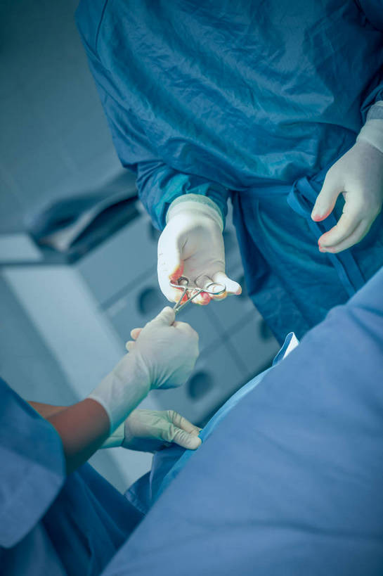 西方人,两个人,伙伴,朋友,医生,医院,站,竖图,俯视,室内,白天,工作服,制服,友谊,合作,团队,床,金属制品,欧洲,欧洲人,握,修剪,朦胧,模糊,金属,工具,剪刀,拿,拿着,手套,站着,医护人员,医疗人员,橡胶,战略,握着,裁剪,医疗设备,手术室,剪子,剪裁,切割,医疗器械,防护服,橡胶手套,手术台,隔离服,橡胶制品,无菌服,医疗机构,手术床,医用手套,联合,合谋,手术剪刀,手术剪,工作制服,配合,协作,男人,男性,年轻男性,年轻女性,女人,女性,白种人,大夫,站立,半身,彩图,高角度拍摄,工作套服,病院,诊所,防静电工装,隔工作服,洁净工装,洁净工作服,净化服,无尘工作服,无尘衣