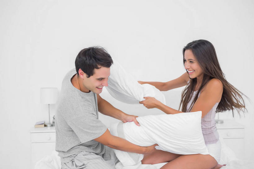 西方人,两个人,家庭,夫妻,跪,笑,微笑,露齿笑,横图,室内,白天,侧面,爱情,游戏,床,柜子,靠垫,台灯,卧室,吊带,照明,欧洲,欧洲人,握,服装,墙,双人床,灯光,床单,靠枕,浪漫,拿,玩,拿着,注视,吊带衫,娱乐,被子,墙壁,墙面,灯,衣服,白色,床头柜,灯具,垫子,枕头,观察,看,休闲,温暖,温馨,一家人,恩爱,解压,握着,恋人,服饰,观看,活动,照亮,和睦,察看,被单,衣着,照明设备,储存,穿着,发泄,关注,消遣,智力,缓解,宣泄,衣饰,储备,蕴藏,贮备,男人,男性,年轻男性,年轻女性,女人,女性,白种人,年轻人,夫妇,情侣,跪着,玩耍,嬉戏,半身,彩图,睡房,卧房,枕头大战,伴侣,融洽,贮存