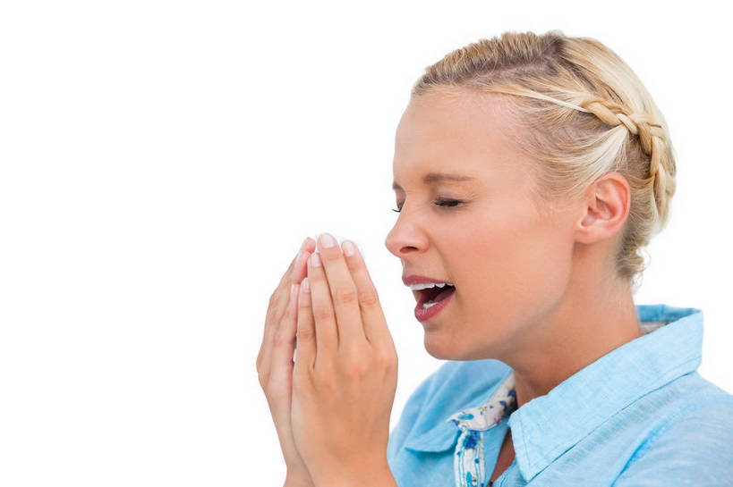 西方人,脸,头,脸颊,手,一个人,闭眼,横图,室内,特写,白天,白色背景,侧面,欧洲,欧洲人,双手,仅一个女性,仅一个人,阴影,服装,反射,影子,休闲装,肩膀,衣服,蓝色,张嘴,仅一个中年女性,休闲,生病,手部,休闲服,遮,遮掩,摄影,服饰,影棚,感冒,疾病,掩盖,遮挡,张大嘴巴,遮盖,掩饰,伤风,女人,女性,中年女性,白种人,头部,脸部,脸蛋,面部,张开嘴,闭眼睛,闭着眼,闭着眼睛,半身,彩图,影棚拍摄,拍摄,打喷嚏