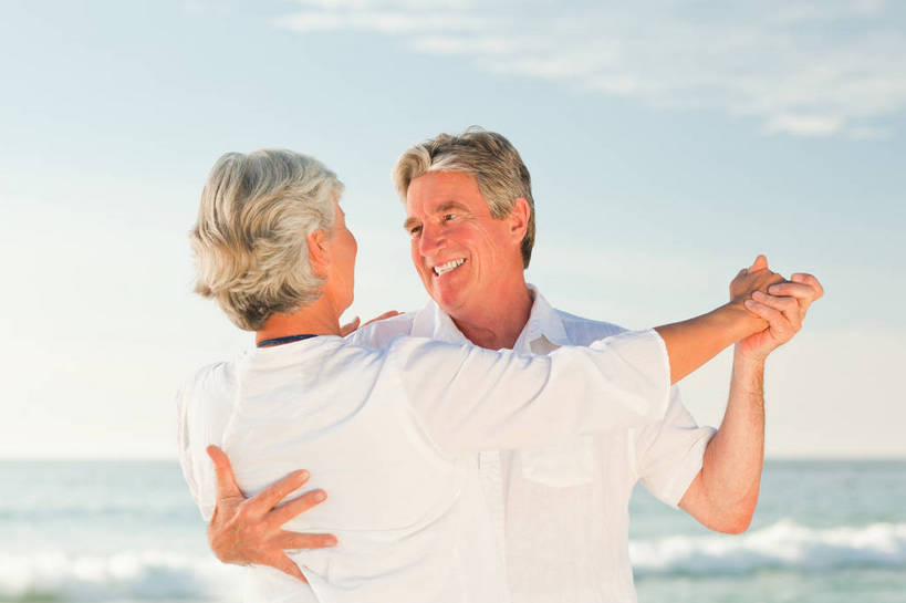 西方人,中年人,背部,两个人,家庭,夫妻,站,握手,抱,笑,微笑,露齿笑,横图,室外,白天,正面,爱情,跳舞,海浪,海洋,欧洲,欧洲人,阴影,服装,朦胧,模糊,光线,影子,浪花,云,云朵,浪漫,云彩,注视,休闲装,衣服,蓝色,白云,蓝天,天空,阳光,海水,天,观察,看,站着,休闲,温暖,温馨,一家人,休闲服,恩爱,恋人,服饰,晴朗,抱着,观看,和睦,察看,现代舞,搂着,关注,舞姿,国标舞,交际舞,海景,交谊舞,华尔兹,圆舞,圆舞曲,社交舞,男人,男性,女人,女性,中年男性,中年女性,白种人,夫妇,情侣,大海,风浪,海,海水的波动,近岸浪,涌浪,晴空,搀手,拉手,搂,搂抱,手拉手,手握手,站立,半身,彩图,舞蹈,国际标准交谊舞,摩登社交舞,摩登舞,舞会舞,舞厅舞,伴侣,融洽