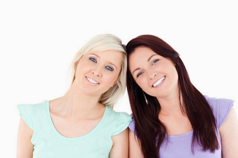 西方人,两个人,笑,微笑,露齿笑,横图,室内,白天,白色背景,正面,欧洲,欧洲人,服装,依偎,注视,休闲装,衣服,观察,看,靠,靠着,倚靠,休闲,休闲服,摄影,服饰,影棚,观看,察看,倚着,关注,依附,依赖,投靠,白种人,半身,彩图,影棚拍摄,拍摄