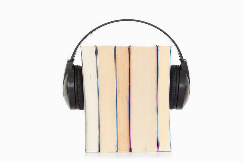 无人,横图,室内,特写,白天,白色背景,正面,静物,书籍,一排,整齐,排列,一个,耳机,耳麦,话筒,书本,摄影,影棚,单个,麦克风,头戴式耳麦,队列,扩音器,传声器,微音器,书,图书,彩图,影棚拍摄,拍摄,头戴式耳机