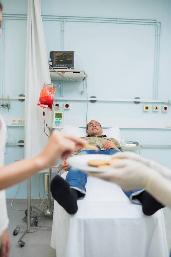 西方人,三个人,同事,医生,病人,护士,医院,站,躺,闭眼,捧,竖图,室内,白天,正面,成功,合作,团队,集体,信心,机器,床,欧洲,欧洲人,阴影,服装,朦胧,模糊,反射,医学,盘,线条,心电图,影子,墙,床单,休闲装,设备,被子,队伍,墙壁,墙面,衣服,白色,病床,盘子,手套,站着,医护人员,医疗人员,休闲,休闲服,橡胶,血液,服饰,急救,医疗,医疗设备,领导,被单,白衣天使,提供,成就,病患,输血,医疗器械,橡胶手套,抢救,血袋,医疗工具,合伙,领袖,橡胶制品,医疗机构,输血袋,医用手套,供应,盛放,血液袋,检测工具,卧着,男人,男性,年轻男性,年轻女性,女人,女性,白种人,大夫,患者,就医者,闭眼睛,闭着眼,闭着眼睛,端,端着,捧着,手捧,躺着,卧,站立,半身,彩图,病院,诊所,护理床,医疗床,心电图机,供给