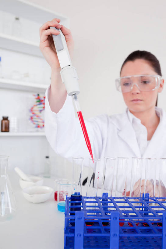 西方人,一个人,科学家,站,举,竖图,室内,白天,正面,工作服,制服,安全,实验,仪器,杯子,欧洲,欧洲人,仅一个年轻女性,仅一个女性,仅一个人,握,阴影,研究,透明,反射,分析,化学,测试,试管,试管架,眼镜,影子,墙,实验室,研究室,防护,注视,架子,墙壁,墙面,玻璃制品,白色,玻璃瓶,瓶子,观察,看,托,站着,器皿,握着,观看,护目镜,保护,察看,科研人员,关注,保险,研究者,计量,试验室,科学研究者,玻璃仪器,试验耗材,实验用品,保全,周全,安稳,安定,安全防护眼镜,移液管,工作制服,平安,年轻女性,女人,女性,白种人,科学工作者,玻璃杯,举起,举手,举着,向上举,向上伸,向上托,站立,半身,彩图,工作套服,移液器,防护眼镜,定量吸管,吸量管,移液枪