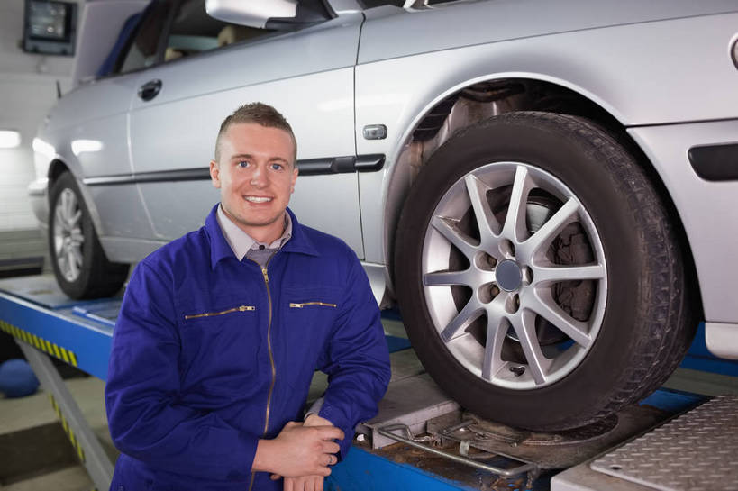 西方人,一个人,工厂,站,笑,微笑,露齿笑,横图,室内,白天,正面,工作服,制服,欧洲,欧洲人,仅一个男性,仅一个人,一辆,连接,握,组合,工具,注视,工人,仅一个年轻男性,蓝色,观察,看,站着,握着,工业,观看,扳手,链接,五金,察看,紧固,关注,拼接,拼凑,拼合,凑集,聚合,撮合,链结,牢固,扳头,工作制服,活动扳手,男人,男性,年轻男性,白种人,员工,站立,半身,彩图,工作套服,制造厂,机械工人,匠人,劳动者,体力工,生产工厂