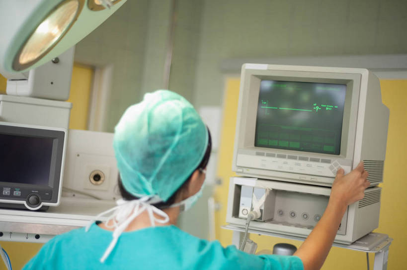 西方人,一个人,医生,医院,站,横图,室内,白天,工作服,制服,机器,帽子,照明,欧洲,欧洲人,仅一个女性,仅一个人,敲打,阴影,朦胧,模糊,分离,光线,医学,线条,心电图,影子,灯光,过滤,分开,设备,输入,灯,背面,绿色,口罩,灯具,打字,站着,仅一个中年女性,医护人员,医疗人员,隔断,遮掩,隔离,点击,敲击,照亮,手术,医疗,医疗设备,卫生,手术室,掩盖,遮挡,白大褂,照明设备,净化,间隔,医疗器械,防护服,预防,医疗工具,隔离服,无菌服,遮盖,无影灯,防尘,医疗机构,手术帽,掩饰,断绝,隔开,屏蔽,屏绝,远离,中断,阻遏,阻隔,工作制服,检测工具,按键,女人,女性,中年女性,白种人,大夫,站立,半身,彩图,工作套服,病院,诊所,防静电工装,隔工作服,洁净工装,洁净工作服,净化服,无尘工作服,无尘衣,心电图机