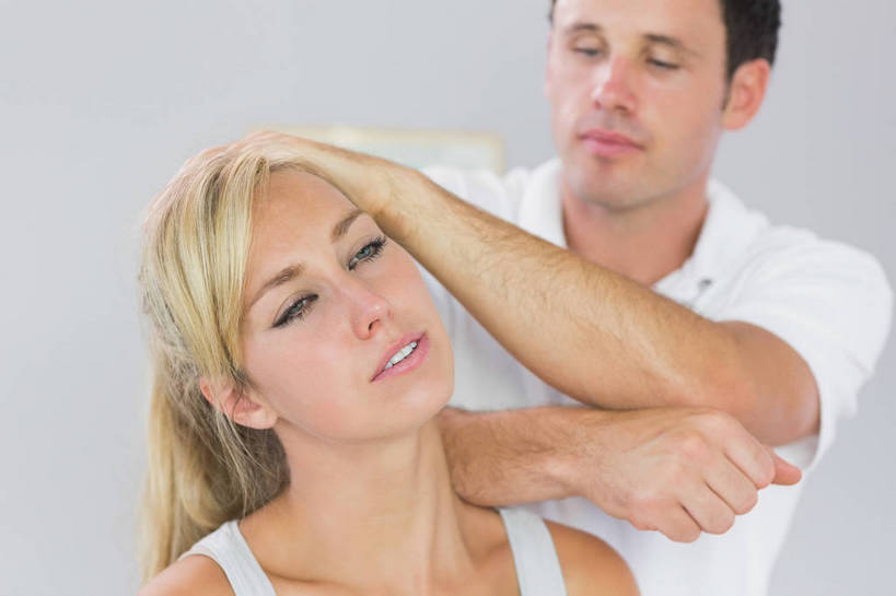 西方人,两个人,按摩师,坐,横图,室内,白天,正面,按摩,欧洲,欧洲人,服装,注视,休闲装,衣服,观察,看,享受,休闲,健康,休闲服,保健,服饰,观看,察看,关注,指压,男人,男性,年轻女性,女人,女性,中年男性,白种人,技师,坐着,半身,彩图,推拿,保健人员