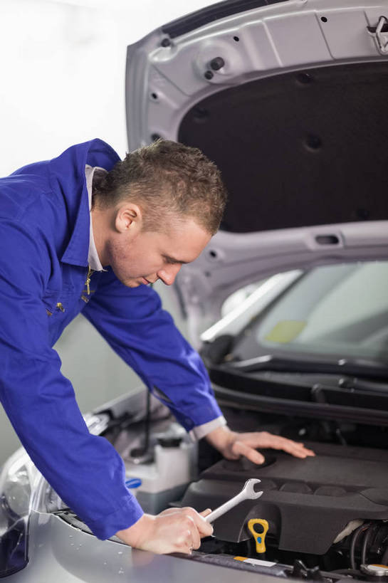 西方人,一个人,工厂,站,竖图,室内,白天,侧面,工作服,制服,机器,汽车,欧洲,欧洲人,仅一个男性,仅一个人,一辆,撑,连接,握,组合,工具,拿,拿着,注视,车,工人,仅一个年轻男性,蓝色,交通工具,轿车,低头,观察,看,站着,发动机,机械,握着,工业,观看,扳手,链接,马达,五金,察看,撑着,紧固,关注,拼接,载具,拼凑,拼合,凑集,聚合,撮合,链结,牢固,扳头,垂头,工作制服,电动机,活动扳手,男人,男性,年轻男性,白种人,员工,站立,半身,彩图,工作套服,制造厂,电动马达,机械工人,匠人,劳动者,体力工,生产工厂