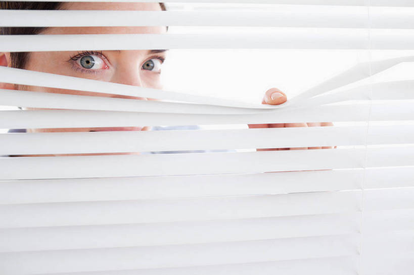 西方人,脸,头,脸颊,手,一个人,商务人士,商务女性,横图,室内,特写,白天,正面,窗户,欧洲,欧洲人,仅一个女性,仅一个人,阴影,套装,反射,影子,百叶窗,注视,观察,看,仅一个中年女性,手部,偷看,观看,单手,察看,关注,商务装,偷窥,工薪阶层,女人,女性,中年女性,白种人,头部,脸部,脸蛋,面部,白领,上班族,半身,彩图,窥视,窥探