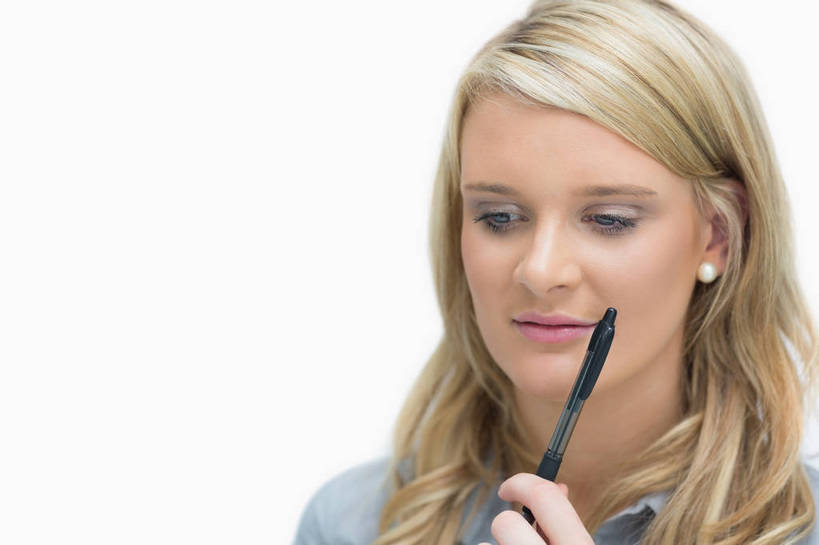 西方人,脸,头,脸颊,手,头发,一个人,站,笑,微笑,横图,室内,特写,白天,白色背景,正面,欧洲,欧洲人,仅一个年轻女性,仅一个女性,仅一个人,握,阴影,反射,笔,影子,办公用品,注视,耳钉,肩膀,水笔,文具,装饰品,饰品,首饰,学习用品,观察,看,站着,手部,金色,握着,摄影,影棚,观看,单手,文具用品,一支,察看,关注,耳饰,年轻女性,女人,女性,白种人,头部,长发,卷发,脸部,脸蛋,面部,站立,半身,彩图,影棚拍摄,拍摄