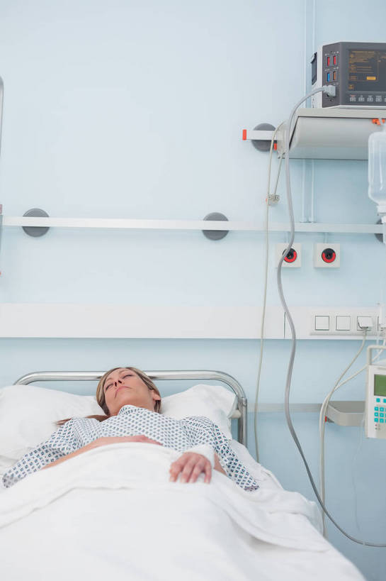 西方人,一个人,病人,医院,躺,闭眼,睡,竖图,室内,白天,正面,机器,床,靠垫,欧洲,欧洲人,仅一个女性,仅一个人,阴影,睡衣,服装,反射,医学,线条,心电图,影子,墙,床单,靠枕,设备,被子,墙壁,墙面,衣服,病床,垫子,枕头,仅一个中年女性,服饰,医疗,医疗设备,被单,衣着,穿着,病患,医疗器械,家居服,医疗工具,医疗机构,寝衣,衣饰,检测工具,卧着,女人,女性,中年女性,白种人,患者,就医者,闭眼睛,闭着眼,闭着眼睛,困,困觉,寝息,睡觉,躺着,卧,半身,彩图,病院,诊所,护理床,医疗床,心电图机