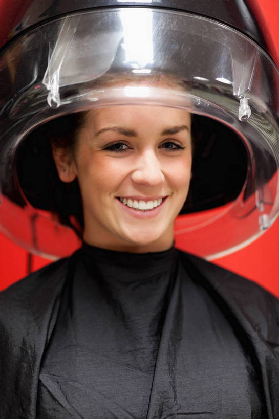 西方人,一个人,坐,笑,微笑,露齿笑,竖图,室内,白天,正面,机器,欧洲,欧洲人,仅一个年轻女性,仅一个女性,仅一个人,阴影,反射,工具,影子,围兜,注视,顾客,观察,看,观看,理发店,发廊,察看,关注,蒸汽机,理发围布,美发工具,主顾,喷雾机,剪发围布,理发围兜,围布,加速器,年轻女性,女人,女性,白种人,坐着,半身,彩图,焗油机