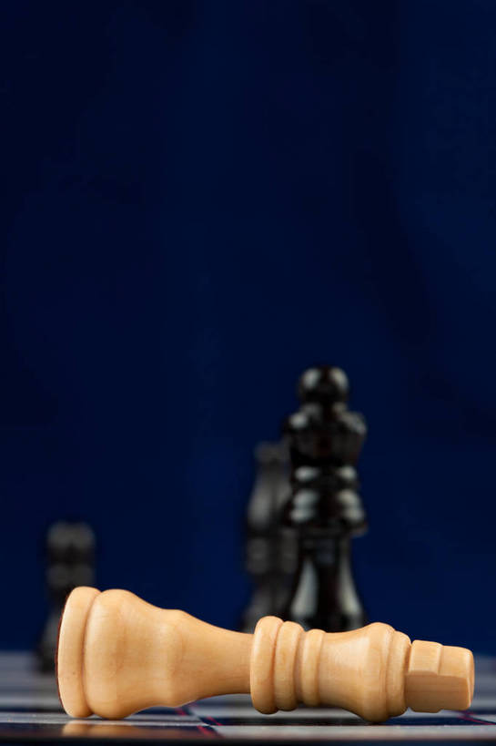 无人,传教士,竖图,室内,特写,白天,正面,游戏,快乐,比赛,竞争,静物,阴影,蓝色背景,反射,影子,褐色,玩,娱乐,三个,黑色,象棋,休闲,棋子,棋盘,国际象棋,益智,摄影,影棚,活动,发泄,消遣,智力,宣泄,主教,象,玩耍,嬉戏,彩图,影棚拍摄,拍摄