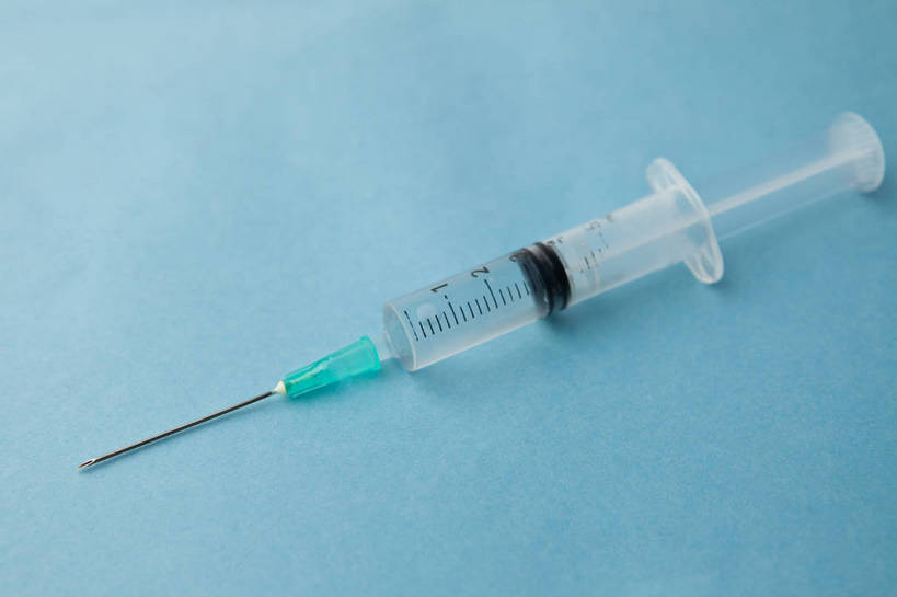 无人,横图,俯视,室内,特写,白天,安全,阴影,蓝色背景,反射,药剂,影子,防护,一个,药品,针管,针筒,治疗,注射,摄影,影棚,单个,保护,药物,医疗,医疗设备,注射器,抗生素,保险,预防,抗菌素,平安,彩图,高角度拍摄,影棚拍摄,拍摄