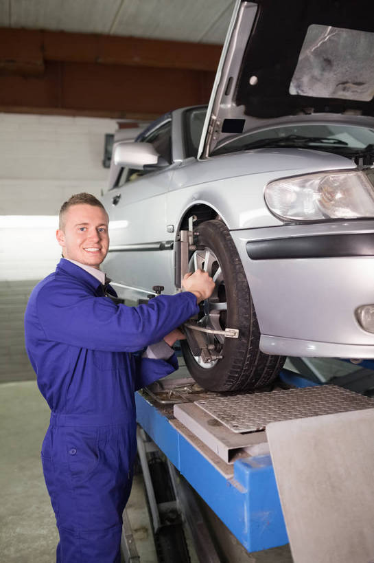 西方人,一个人,工厂,站,竖图,室内,白天,侧面,工作服,制服,汽车,欧洲,欧洲人,仅一个男性,仅一个人,一辆,握,拿,拿着,注视,车,工人,仅一个年轻男性,蓝色,黑色,轮胎,交通工具,轿车,观察,看,站着,橡胶,握着,工业,观看,修理,察看,关注,载具,橡胶制品,车胎,工作制服,补缀,修缮,修补,男人,男性,年轻男性,白种人,员工,站立,半身,彩图,工作套服,制造厂,外胎,机械工人,匠人,劳动者,体力工,生产工厂