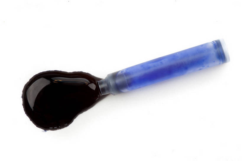 无人,横图,俯视,室内,特写,白天,白色背景,静物,笔,墨水,办公用品,破坏,破损,水笔,文具,学习用品,摄影,影棚,墨,墨汁,文具用品,损坏,彩图,高角度拍摄,影棚拍摄,拍摄