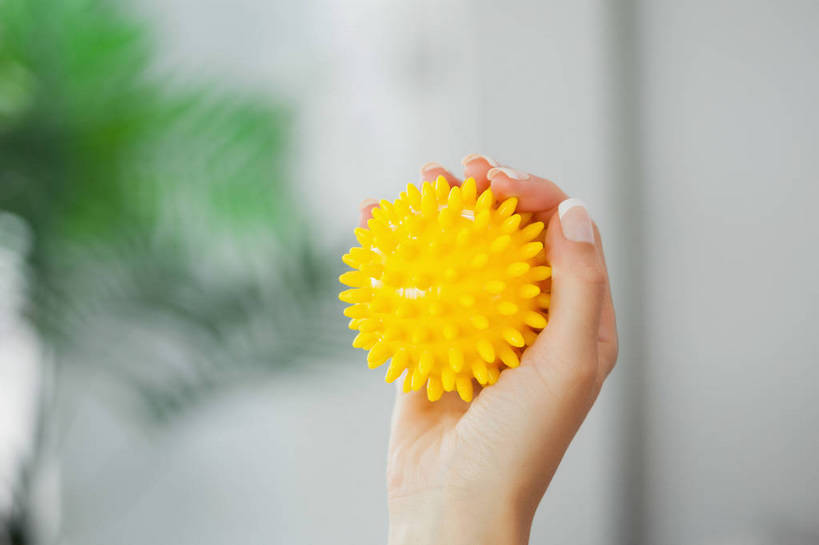 西方人,手,一个人,病人,横图,室内,特写,白天,正面,按摩,植物,欧洲,欧洲人,仅一个年轻女性,仅一个女性,仅一个人,握,朦胧,模糊,盆栽,盆景,拿,拿着,球,一个,黄色,绿色,自然,享受,健康,手部,按摩球,握着,保健,生长,单个,成长,单手,病患,指压,年轻女性,女人,女性,白种人,患者,就医者,半身,彩图,推拿