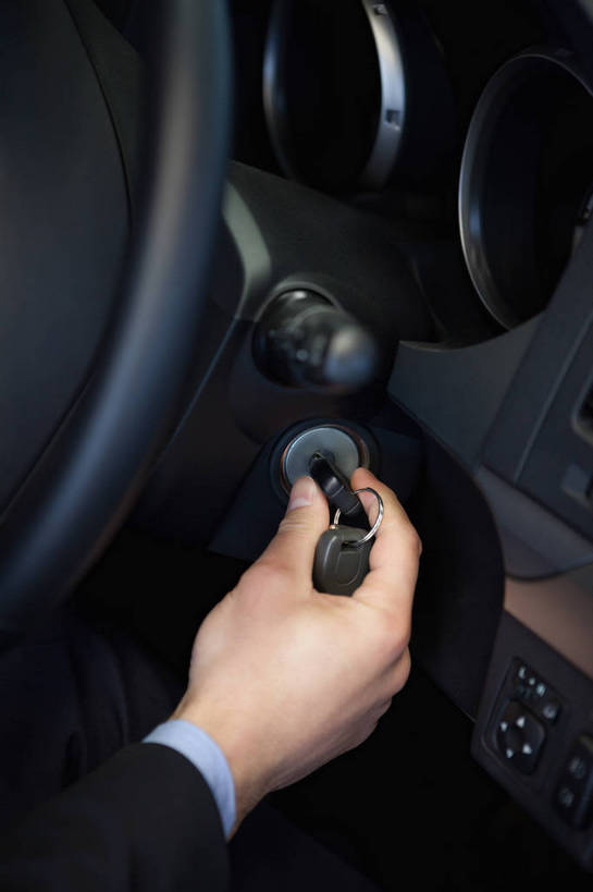 西方人,手,一个人,商务人士,司机,商务男性,竖图,俯视,室内,特写,白天,衬衫,安全,汽车,欧洲,欧洲人,仅一个男性,仅一个人,一辆,握,套装,朦胧,模糊,防护,钥匙,拿,拿着,车,仅一个年轻男性,交通工具,轿车,手部,握着,保护,单手,开启,封闭,载具,保险,商务装,私密,车钥匙,工薪阶层,保全,周全,安稳,安定,防盗,汽车钥匙,平安,男人,男性,年轻男性,白种人,白领,上班族,半身,彩图,高角度拍摄,衬衣