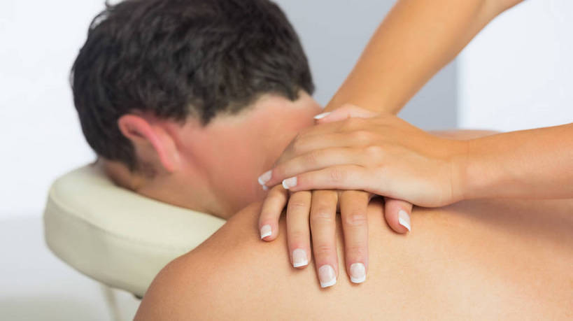 西方人,脸,头,脸颊,手,两个人,医生,病人,横图,俯视,室内,特写,白天,按摩,椅子,欧洲,欧洲人,双手,朦胧,模糊,座椅,裸露,肩膀,趴着,医护人员,医疗人员,享受,健康,手部,保健,病患,裸,按摩椅,指压,男人,男性,女人,女性,中年男性,中年女性,白种人,头部,脸部,脸蛋,面部,大夫,患者,就医者,趴,半身,彩图,高角度拍摄,推拿