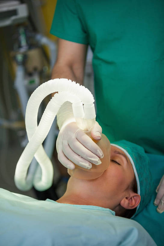 西方人,两个人,医生,病人,医院,站,躺,闭眼,竖图,室内,白天,正面,工作服,制服,机器,床,欧洲,欧洲人,握,阴影,反射,医学,影子,设备,手套,站着,医护人员,医疗人员,橡胶,握着,医疗,医疗设备,手术室,呼吸机,病患,医疗器械,防护服,橡胶手套,手术台,医疗工具,隔离服,橡胶制品,无菌服,医疗机构,手术床,医用手套,工作制服,卧着,女人,女性,中年女性,白种人,大夫,患者,就医者,闭眼睛,闭着眼,闭着眼睛,躺着,卧,站立,半身,彩图,工作套服,病院,诊所,防静电工装,隔工作服,洁净工装,洁净工作服,净化服,无尘工作服,无尘衣