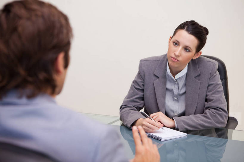 西方人,背部,两个人,商务人士,商务男性,商务女性,办公室,坐,说,横图,室内,白天,正面,衬衫,讨论,家具,桌子,椅子,欧洲,欧洲人,阴影,套装,反射,笔,材料,档案,文件,影子,办公桌,墙,办公用品,注视,水笔,相视,墙壁,墙面,文具,白色,会议椅,学习用品,资料,观察,看,面对面,观看,对视,面试,办公椅,文具用品,一支,察看,互视,关注,文档,相对,商务装,工薪阶层,相看,办公家具,商务椅,培训椅,交流,男人,男性,年轻男性,年轻女性,女人,女性,白种人,白领,上班族,沟通,讲话,交谈,商讨,说话,谈话,坐着,半身,彩图,衬衣,口试