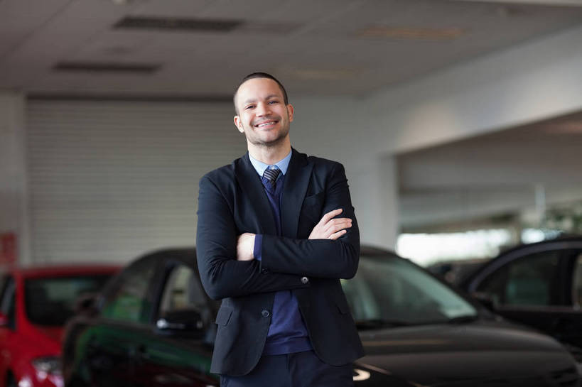 西方人,一个人,商务人士,商务男性,商店,站,笑,双手交叉,微笑,露齿笑,横图,室内,白天,正面,衬衫,汽车,欧洲,欧洲人,仅一个男性,仅一个人,许多,套装,朦胧,模糊,领带,很多,注视,商铺,车,仅一个年轻男性,交通工具,轿车,观察,看,站着,观看,察看,双手抱胸,象征,庄重,专卖店,关注,载具,商务装,身份,汽车专卖店,工薪阶层,4S店,正式,地位,市肆,商号,男人,男性,年轻男性,白种人,白领,上班族,站立,半身,彩图,衬衣,店铺