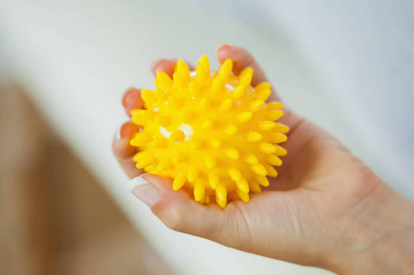 西方人,手,一个人,俯视,室内,特写,白天,按摩,欧洲,欧洲人,仅一个年轻女性,仅一个女性,仅一个人,握,朦胧,模糊,拿,拿着,球,一个,黄色,享受,健康,手部,按摩球,握着,保健,单个,单手,指压,年轻女性,女人,女性,白种人,半身,彩图,高角度拍摄,推拿