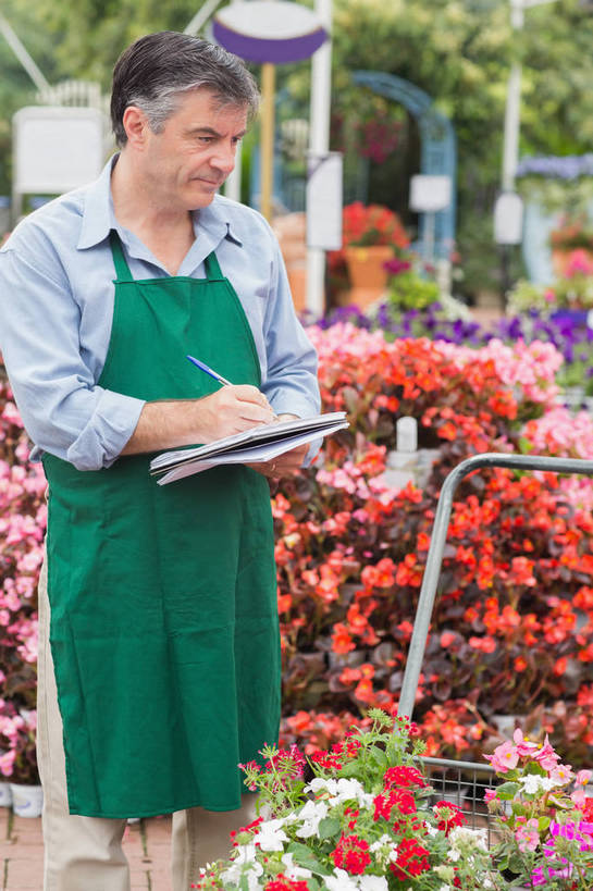 西方人,一个人,花店,商店,站,笑,微笑,露齿笑,竖图,室外,白天,正面,花海,花圃,植物,叶子,欧洲,欧洲人,仅一个男性,仅一个人,仅一个中年男性,握,阴影,盛开,光线,笔,材料,档案,围裙,文件,影子,办公用品,花蕾,注视,商铺,水笔,文具,花,花瓣,花朵,花卉,鲜花,绿色,阳光,学习用品,资料,花丛,花束,花田,花苞,花蕊,观察,看,站着,握着,观看,文具用品,一支,察看,关注,文档,记录板,记事板,市肆,商号,男人,男性,中年男性,白种人,站立,半身,彩图,店铺