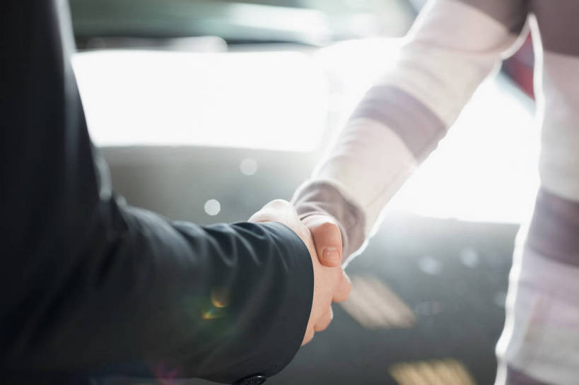 西方人,手,两个人,店员,商店,站,握手,横图,室内,特写,白天,正面,西装,汽车,欧洲,欧洲人,一辆,套装,服装,正装,朦胧,模糊,休闲装,职业装,商铺,顾客,车,衣服,交通工具,轿车,站着,营业员,休闲,手部,休闲服,服饰,专卖店,载具,汽车专卖店,4S店,市肆,商号,销售人员,主顾,男人,男性,年轻男性,年轻女性,女人,女性,白种人,售货员,搀手,拉手,手拉手,手握手,站立,半身,彩图,店铺