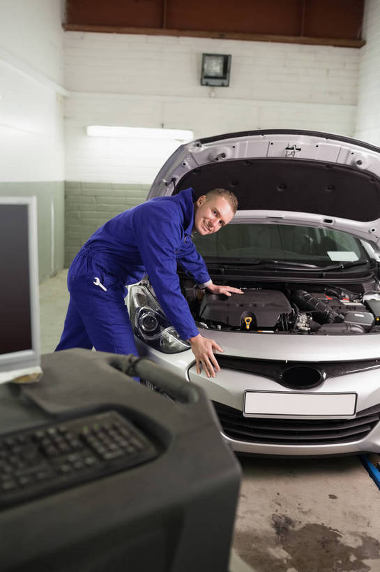 西方人,一个人,工厂,站,笑,微笑,竖图,室内,白天,侧面,工作服,制服,机器,汽车,欧洲,欧洲人,仅一个男性,仅一个人,一辆,弯腰,扭头,注视,车,工人,仅一个年轻男性,蓝色,交通工具,轿车,打开,观察,看,站着,转头,发动机,机械,工业,观看,马达,察看,开启,关注,载具,弯身,工作制服,电动机,男人,男性,年轻男性,白种人,员工,站立,半身,彩图,工作套服,制造厂,电动马达,机械工人,匠人,劳动者,体力工,生产工厂