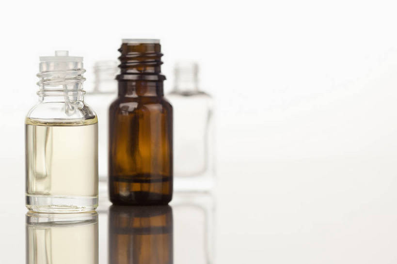 无人,横图,室内,特写,白天,白色背景,正面,静物,许多,阴影,朦胧,模糊,反射,影子,很多,精油,瓶子,塑料制品,塑料瓶,摄影,影棚,芳香植物,芳香油,挥发油,香精油,彩图,影棚拍摄,拍摄