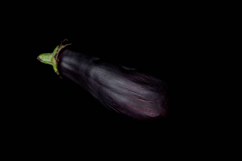 无人,横图,室内,特写,白天,正面,茄子,蔬菜,阴影,黑色背景,新鲜,反射,影子,食品,食物,一个,紫色,摄影,有机食品,绿色食品,影棚,单个,紫茄子,落苏,酪酥,昆仑瓜,矮瓜,彩图,影棚拍摄,拍摄