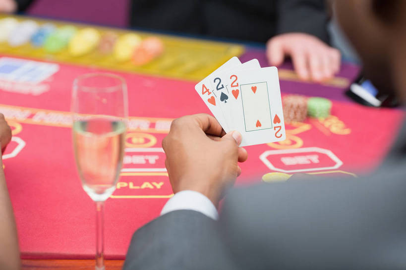 葡萄酒,西方人,一个人,坐,横图,室内,夜晚,西装,奢侈,游戏,快乐,赌博,贪欲,竞争,桌面,桌子,杯子,扑克牌,纸牌,玩具,扑克,欧洲,欧洲人,仅一个男性,仅一个人,握,阴影,套装,正装,朦胧,模糊,反射,标志,高脚杯,数字,文字,影子,字符,一杯,浪漫,玩,职业装,娱乐,标识,刺激,玻璃制品,酒,饮料,仅一个年轻男性,三个,一个,背面,红色,酒杯,香槟,休闲,诱惑,握着,赌场,阿拉伯数字,单个,活动,发泄,消遣,智力,赌具,博彩,香槟杯,投机,侥幸,欲望,宣泄,气泡酒,起泡酒,汽酒,男人,男性,年轻男性,白种人,玻璃杯,玩耍,嬉戏,坐着,半身,彩图,高兴,欢笑,胜负,输赢,娱乐场