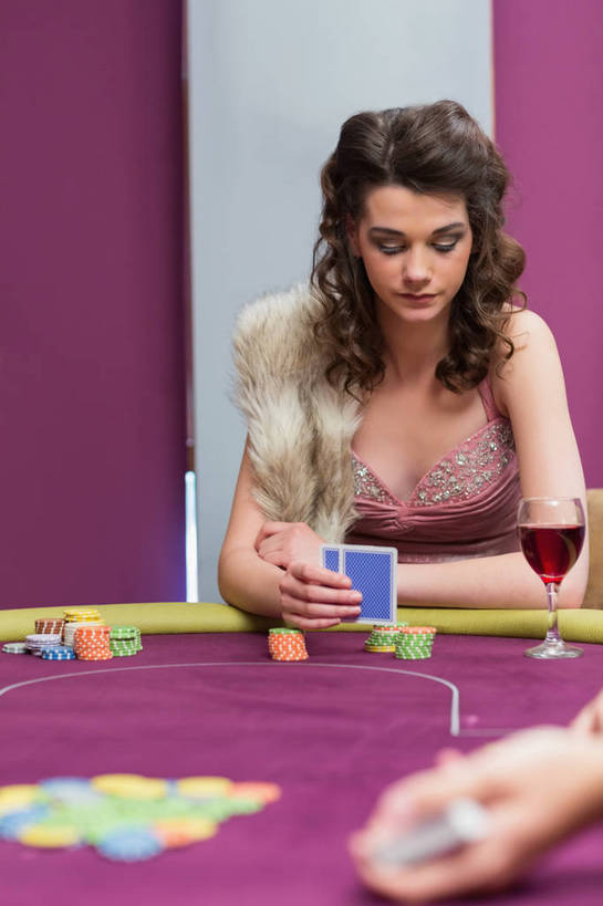 红酒,葡萄酒,西方人,两个人,伙伴,朋友,坐,竖图,室内,夜晚,正面,游戏,友谊,赌博,贪欲,竞争,桌面,桌子,杯子,扑克牌,纸牌,玩具,扑克,欧洲,欧洲人,一堆,许多,握,阴影,堆叠,堆积,服装,朦胧,模糊,反射,高脚杯,影子,墙,红酒杯,酒类,很多,一杯,玩,注视,休闲装,娱乐,刺激,墙壁,墙面,玻璃制品,酒,饮料,一个,衣服,紫色,酒杯,低头,观察,看,休闲,休闲服,红葡萄酒,搭,握着,筹码,赌场,服饰,单个,观看,活动,堆,计数,察看,葡萄酒杯,搭着,发泄,关注,消遣,智力,赌具,博彩,积累,累积,投机,侥幸,欲望,宣泄,筹马,记数,友情,年轻女性,女人,女性,白种人,玻璃杯,玩耍,嬉戏,坐着,半身,彩图,胜负,输赢,娱乐场