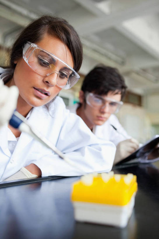 西方人,两个人,同事,科学家,坐,竖图,室内,白天,仰视,安全,成功,合作,团队,集体,信心,实验,仪器,天花板,桌面,桌子,欧洲,欧洲人,握,阴影,服装,研究,反射,分析,化学,测试,眼镜,影子,塑料,实验室,研究室,防护,注视,队伍,盒子,一个,衣服,黄色,白色,容器,手套,塑料制品,低头,观察,看,橡胶,生物,握着,服饰,单个,观看,储藏,护目镜,保护,察看,领导,衣着,科研人员,白大褂,成就,储存,穿着,关注,保险,研究者,橡胶手套,记录板,合伙,领袖,工作台,橡胶制品,试验室,记事板,实验服,科学研究者,试验耗材,实验用品,化学器材,医用手套,保全,周全,安稳,安定,安全防护眼镜,移液管,衣饰,平安,男人,男性,年轻男性,年轻女性,女人,女性,白种人,科学工作者,坐着,半身,彩图,低角度拍摄,实验衣,移液器,实验台,实验桌,贮存,防护眼镜,定量吸管,吸量管,移液枪