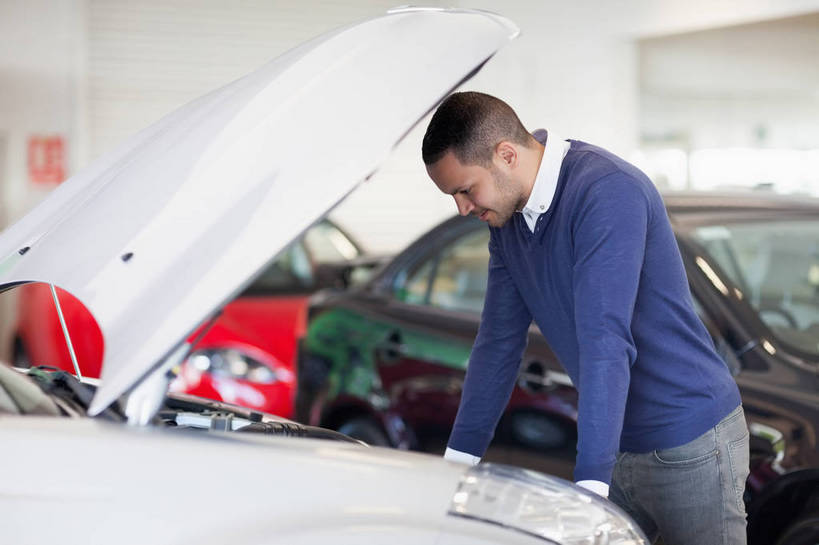 西方人,一个人,商店,站,横图,室内,白天,侧面,窗户,汽车,欧洲,欧洲人,仅一个男性,仅一个人,三辆,撑,弯腰,阴影,服装,朦胧,模糊,反射,影子,注视,休闲装,商铺,顾客,玻璃窗,车,仅一个年轻男性,衣服,蓝色,车窗,交通工具,轿车,打开,低头,观察,看,站着,休闲,休闲服,服饰,观看,察看,撑着,开启,专卖店,关注,载具,汽车专卖店,4S店,弯身,市肆,商号,主顾,男人,男性,年轻男性,白种人,站立,半身,彩图,店铺