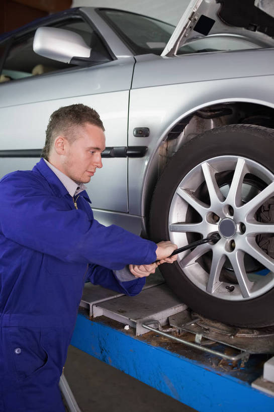 西方人,一个人,工厂,站,竖图,室内,白天,侧面,工作服,制服,车间,汽车,欧洲,欧洲人,仅一个男性,仅一个人,一辆,握,阴影,反射,工具,影子,注视,设备,车,工人,仅一个年轻男性,一个,蓝色,交通工具,轿车,观察,看,站着,机械,握着,单个,观看,扳手,支撑,察看,关注,载具,起重,千斤顶,扳头,工作制服,男人,男性,年轻男性,白种人,员工,站立,半身,彩图,工作套服,制造厂,机械工人,匠人,劳动者,体力工