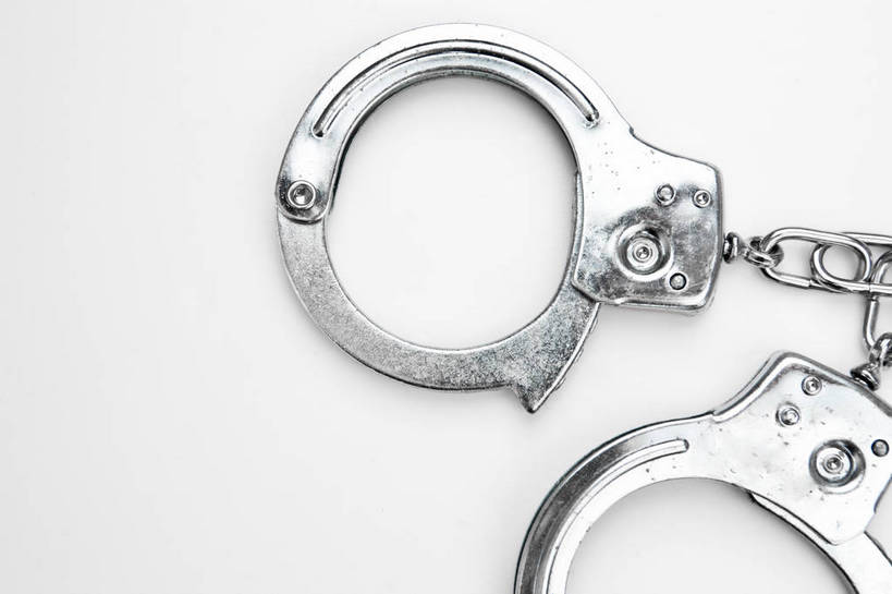 无人,横图,俯视,室内,特写,白天,白色背景,静物,手铐,一副,关闭,工具,摄影,影棚,禁止,捕捉,逮捕,拘捕,束缚,限制,捕获,警具,警械,押解,缉捕,搜捕,捉拿,拘留,拘系,拘押,拘禁,禁制,彩图,高角度拍摄,影棚拍摄,拍摄