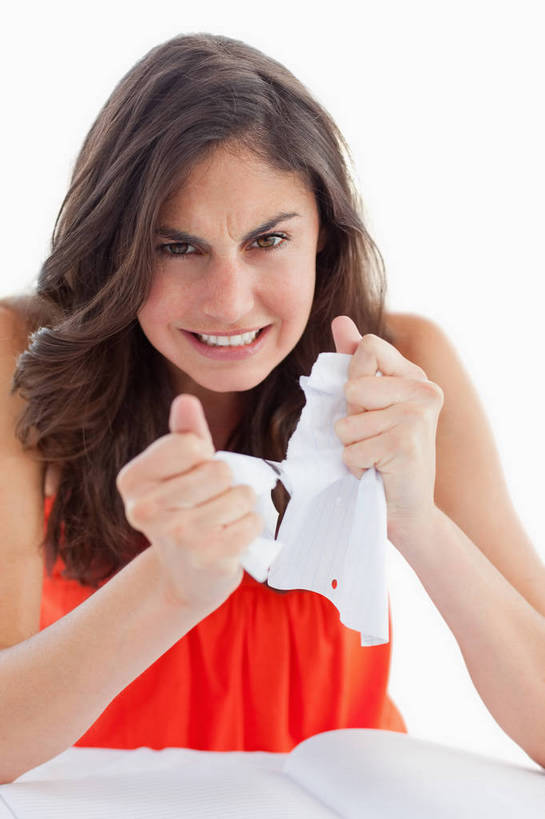 西方人,一个人,坐,竖图,室内,白天,白色背景,正面,桌子,欧洲,欧洲人,仅一个年轻女性,仅一个女性,仅一个人,握,服装,生气,纸,纸张,撕裂,拿,拿着,注视,休闲装,书桌,衣服,红色,白纸,课桌,观察,看,休闲,疲倦,休闲服,握着,愤怒,摄影,服饰,影棚,观看,恼怒,察看,疲劳,愤慨,怒气,疲惫,气愤,发怒,关注,怒火,情绪,困乏,脾气,忿怒,怨恨,强烈,疲乏,委顿,疲困,疲顿,疲钝,倦怠,怠倦,气忿,愤恨,肝火,激动,年轻女性,女人,女性,白种人,坐着,半身,彩图,影棚拍摄,拍摄,扯破