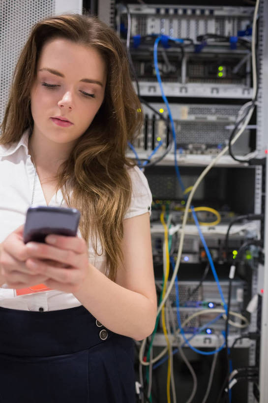 西方人,一个人,站,竖图,室内,白天,正面,工作服,制服,通讯,计算器,电脑,数据,欧洲,欧洲人,仅一个年轻女性,仅一个女性,仅一个人,许多,握,传输,计算,科学,网络,办公用品,很多,拿,拿着,注视,输入设备,通讯设备,开关,按钮,观察,看,站着,台式电脑,握着,理财,财务,观看,光驱,网线,主机,察看,机箱,关注,数学,通信设备,水晶头,光盘驱动器,线缆,工作制服,电脑主机,年轻女性,女人,女性,白种人,站立,半身,彩图,工作套服