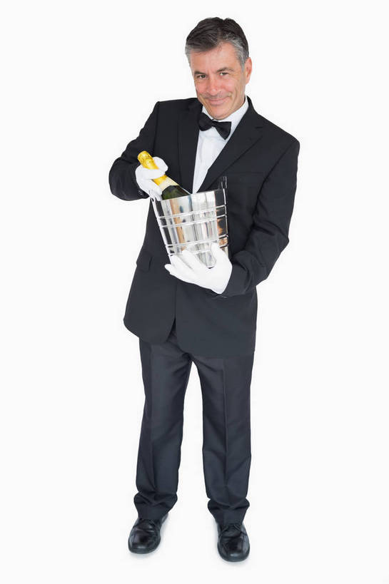 葡萄酒,西方人,一个人,服务员,站,捧,笑,微笑,露齿笑,竖图,室内,白天,白色背景,正面,衬衫,西装,奢侈,快乐,欧洲,欧洲人,仅一个男性,仅一个人,仅一个中年男性,握,套装,正装,领结,铁桶,桶,浪漫,拿,拿着,注视,职业装,酒,饮料,容器,手套,香槟,观察,看,站着,诱惑,握着,摄影,影棚,观看,储藏,察看,象征,庄重,储存,关注,身份,正式,地位,气泡酒,起泡酒,汽酒,男人,男性,中年男性,白种人,服务生,侍者,端,端着,捧着,手捧,站立,彩图,全身,影棚拍摄,衬衣,高兴,欢笑,拍摄,一次性手套,贮存