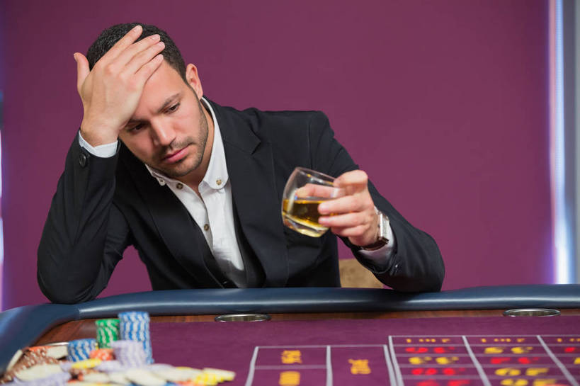 威士忌,西方人,一个人,坐,横图,室内,夜晚,正面,西装,游戏,赌博,贪欲,竞争,桌面,桌子,杯子,欧洲,欧洲人,仅一个男性,仅一个人,一堆,许多,撑,握,阴影,堆叠,堆积,套装,正装,反射,影子,墙,酒类,很多,一杯,玩,注视,职业装,娱乐,刺激,墙壁,墙面,玻璃制品,酒,饮料,仅一个年轻男性,一个,紫色,水杯,观察,看,休闲,握着,筹码,赌场,单个,观看,活动,堆,计数,察看,撑着,发泄,关注,消遣,智力,博彩,积累,累积,投机,侥幸,欲望,宣泄,筹马,烈酒,记数,男人,男性,年轻男性,白种人,玻璃杯,玩耍,嬉戏,坐着,半身,彩图,胜负,输赢,娱乐场