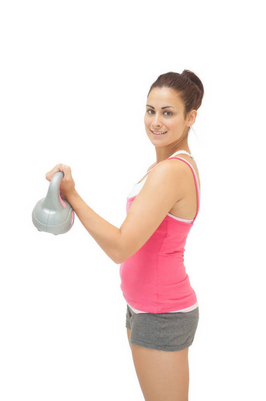 西方人,一个人,站,笑,微笑,露齿笑,竖图,室内,白天,白色背景,侧面,运动服,欧洲,欧洲人,仅一个年轻女性,仅一个女性,仅一个人,握,阴影,服装,反射,影子,扭头,注视,运动器械,一个,衣服,粉色,观察,看,站着,转头,健身器械,握着,摄影,服饰,影棚,单个,观看,察看,衣着,穿着,关注,健身器材,衣饰,年轻女性,女人,女性,白种人,站立,半身,彩图,影棚拍摄,拍摄,运动器材,运动装,壶铃