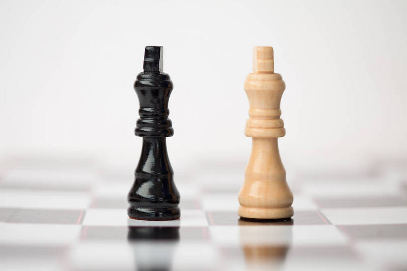 无人,横图,室内,特写,白天,正面,游戏,快乐,比赛,竞争,静物,阴影,朦胧,模糊,反射,影子,玩,娱乐,两个,黑色,象棋,休闲,棋子,棋盘,国际象棋,益智,活动,国王,发泄,消遣,智力,皇后,宣泄,玩耍,嬉戏,彩图,后,王