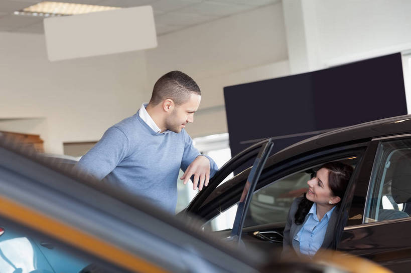 西方人,两个人,商店,站,坐,笑,微笑,露齿笑,横图,室内,白天,仰视,爱情,窗户,汽车,欧洲,欧洲人,服装,浪漫,注视,休闲装,商铺,玻璃窗,车,衣服,车窗,交通工具,轿车,观察,看,站着,休闲,温暖,温馨,休闲服,恩爱,恋人,服饰,观看,和睦,察看,专卖店,关注,载具,汽车专卖店,4S店,市肆,商号,男人,男性,年轻男性,年轻女性,女人,女性,白种人,情侣,站立,坐着,半身,彩图,低角度拍摄,店铺,伴侣,融洽