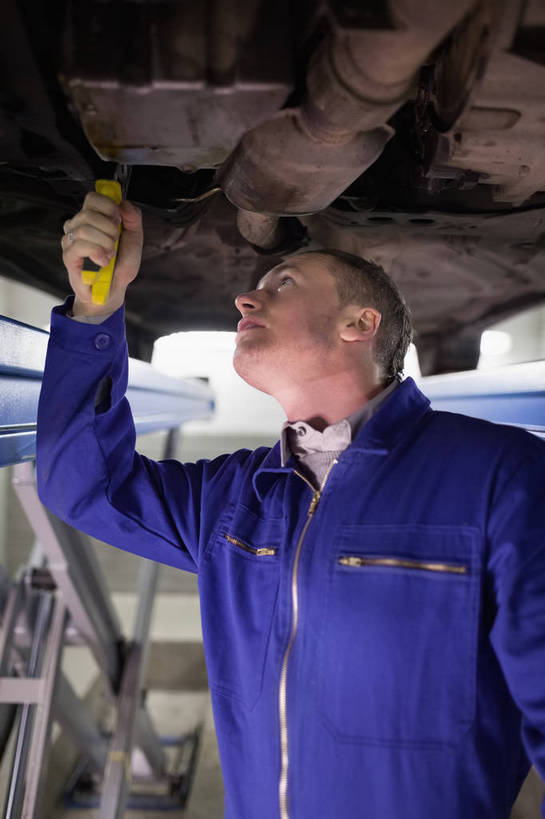 西方人,一个人,工厂,站,举,竖图,室内,白天,正面,工作服,制服,车间,汽车,欧洲,欧洲人,仅一个男性,仅一个人,一辆,阴影,反射,影子,墙,注视,设备,墙壁,墙面,车,工人,仅一个年轻男性,蓝色,白色,交通工具,轿车,观察,看,托,站着,机械,搭,观看,支撑,察看,搭着,关注,载具,起重,千斤顶,工作制服,男人,男性,年轻男性,白种人,员工,举起,举手,举着,抬头,向上举,向上伸,向上托,仰头,站立,半身,彩图,工作套服,制造厂,机械工人,匠人,劳动者,体力工