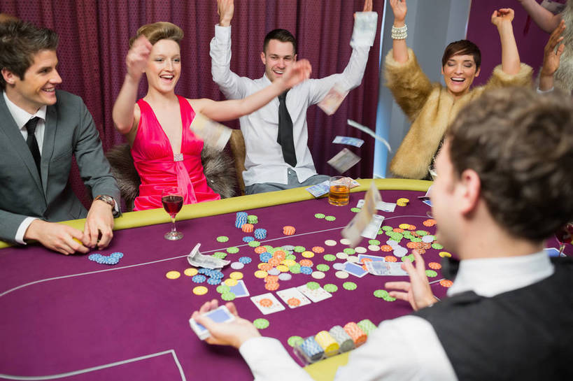 红酒,葡萄酒,西方人,背部,伙伴,朋友,坐,举,笑,微笑,露齿笑,横图,室内,夜晚,正面,衬衫,晚礼服,西装,游戏,友谊,赌博,贪欲,竞争,杯子,扑克牌,纸牌,玩具,扑克,欧洲,欧洲人,套装,正装,高脚杯,领带,红酒杯,酒类,许多人,一杯,玩,注视,职业装,娱乐,刺激,玻璃制品,酒,饮料,一个,酒杯,观察,看,托,一群人,休闲,红葡萄酒,筹码,赌场,单个,观看,活动,计数,察看,象征,庄重,葡萄酒杯,发泄,关注,消遣,智力,赌具,身份,博彩,积累,累积,投机,侥幸,欲望,宣泄,正式,地位,筹马,记数,友情,男人,男性,年轻男性,年轻女性,女人,女性,中年男性,中年女性,白种人,玻璃杯,举起,举手,举着,玩耍,嬉戏,向上举,向上伸,向上托,坐着,半身,彩图,衬衣,晚宴服,舞会服,洋服,洋装,夜礼服,胜负,输赢,娱乐场